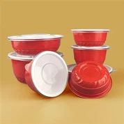 Raudoni vienkartiniai plastikiniai maisto dubenėliai su dangteliu